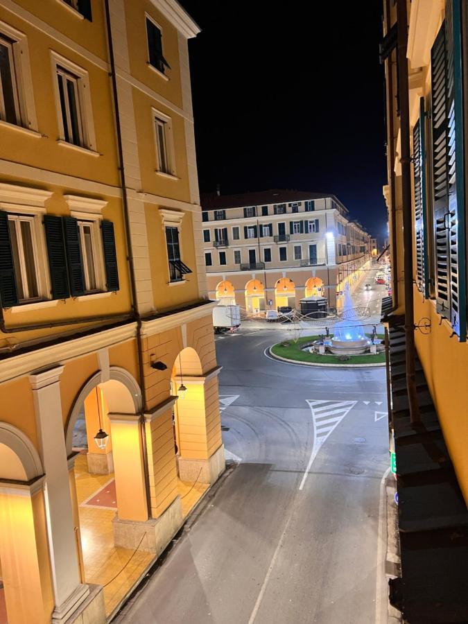 インペリアCasa Dante: Oneglia Centro-Marina-Spiaggeアパートメント エクステリア 写真